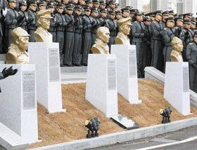2018년 육군사관학교에서 열린 홍범도·김좌진·지청천·이범석 장군과 이회영 선생의 흉상 제막식 당시 모습. 왼쪽부터 홍범도 장군, 지청천 장군, 이회영 선생, 이범석 장군, 김좌진 장군의 흉상이다. /육군