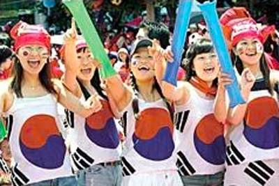 2002년 월드컵 당시 태극기로 만든 탱크톱을 입고 ‘대~한민국 ’을 외치는 젊은 여성들.