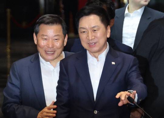 24일 국회에서 열린 국민의힘 의원총회에 김기현 대표와 이철규 사무총장이 참석하고 있다. 사진=연합뉴스