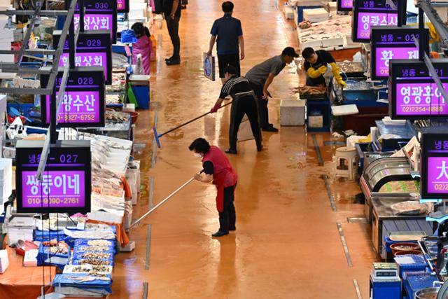 후쿠시마 오염수 해양 방류가 시작된 24일 오후 서울 동작구 노량진수산시장이 한적한 가운데 상인들이 바닥을 청소하고 있다. 최주연 기자