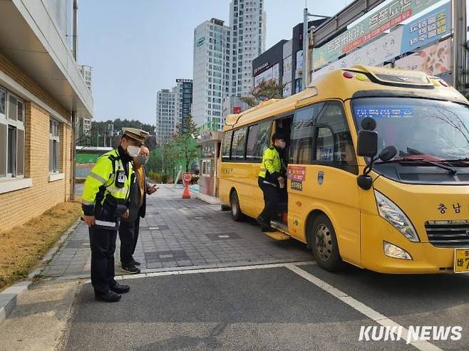 충남 서산지역에서 교육청, 지차제, 경찰 등이 합동으로 어린이 통학버스 안전점검에 나서고 있다. 쿠키뉴스 자료사진