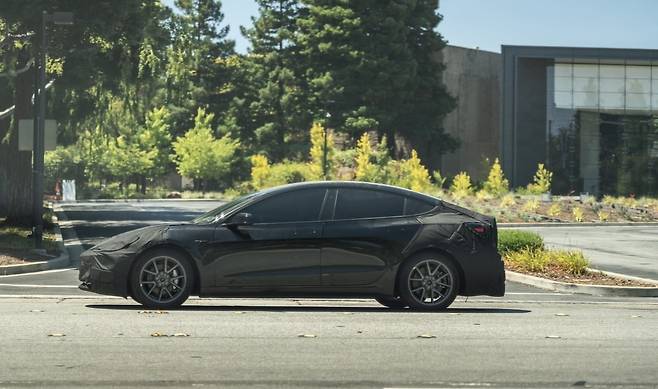 미국 캘리포니아주 팔로알토에 있는 테슬라 엔지니어링 본사 앞에서 포착된 모델3 하이랜드 스파이샷. 기존 모델 대비 전장이 길어졌다.
