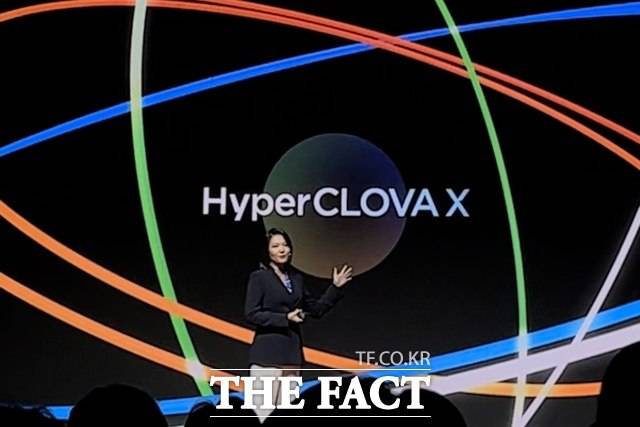 최수연 네이버 대표가 지난 24일 서울 강남구 그랜드 인터컨티넨탈 서울 파르나스에서 열린 '단23 컨퍼런스'에서 네이버의 두 번째 자체 초거대 AI(인공지능) '하이퍼클로바X'를 소개하고 있다. /최문정 기자