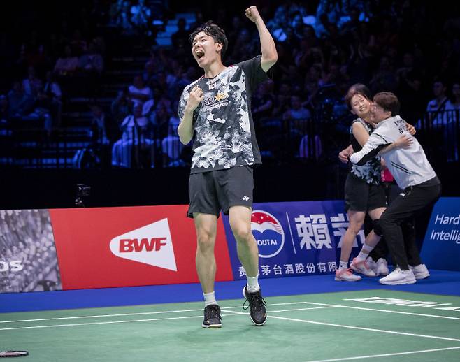 서승재가 27일 덴마크 코펜하겐에서 열린 2023 배드민턴 세계개인선수권대회 혼합복식 결승에서 채유정과 조를 이뤄 우승한 뒤 기뻐하고 있다. 코펜하겐 | AP연합뉴스