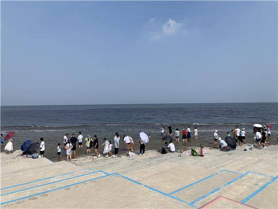 톈진 해변가에서 중국 관광객들이 물놀이를 즐기고 있다. / 사진 = MBN 촬영