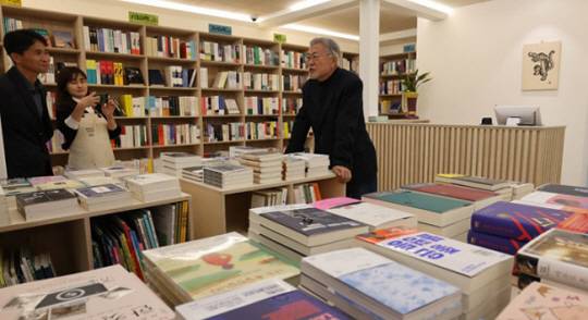 문재인 전 대통령이 4월 25일 오후 경남 양산시 하북면 평산마을 ‘평산책방’에서 현판식을 마친 뒤 책방 직원들과 이야기를 나누고 있다. 뉴시스(사진공동취재단)