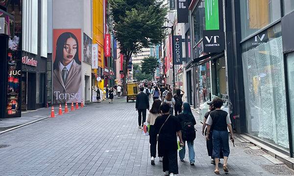 25일 오전 11시 외국인 관광객과 시민이 서울 명동 거리를 걷고 있다.