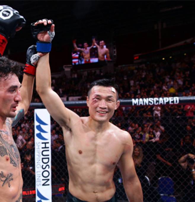 정찬성(오른쪽)과 맥스 홀러웨이가 지난 26일 싱가포르 인도어 스타디움에서 열린 UFC 페더급 경기를 마친 뒤 서로에 대한 존경심을 표현하고 있다. UFC 제공