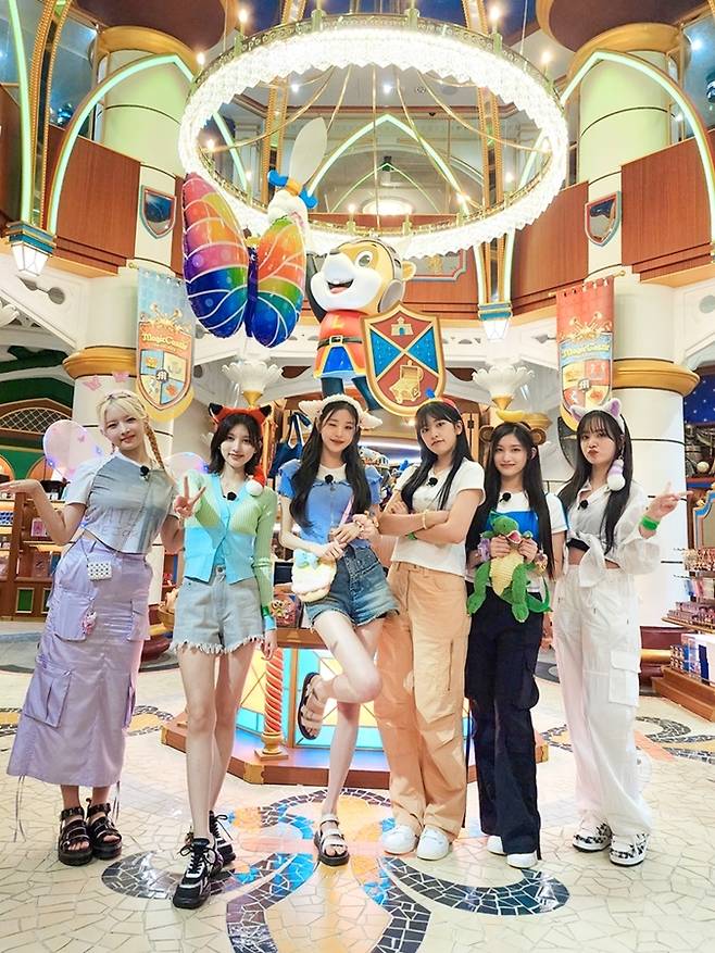 Group IVE enjoyed an amusement park date through its own content.Starship Entertainment, a subsidiary company, posted its own content  ⁇ 1,2,3 IVE Abduction with Lotte World  ⁇  on the IVE official YouTube channel on the 27th.After arriving at the questionable place wearing an eye patch, IVE wondered, leaving all kinds of speculation about the place while blindfolded. Finally, IVE took off his eye patch and was delighted with the news that the arrival place was Lotte World.IVE, who entered Lotte World, was delighted with Lotte World, which had no one in the whole world. IVE first stopped at Lotte World Goods shop and fitted props to suit their individuality.IVE, which has been decorated to the fullest, left a memorial picture at Lotte World photo hotspot.IVE, who was on the full-fledged Theme Park Rider Online Boarding, enjoyed Theme Park Rider Online in his own way.Jang Won-young, An Yu-jin, and Ray, who showed a nervous appearance before the start, showed a shouting and enjoying appearance.IVE then boarded the bumper car.Jang Won-young was afraid of driving and declared abandonment of the car, while Leeds, who was too scared to ride the French Revolution, turned into a clear biker at the same time as Boarding and laughed.Finally, IVE took a merry-go-round, took pictures in front of it, and made memories of Lotte World.On the other hand, IVE will hold the first world tour  ⁇   ⁇   ⁇   ⁇   ⁇   ⁇   ⁇   ⁇   ⁇   ⁇  at the Jamsil Indoor Gymnasium in Seoul on October 7th and 8th.