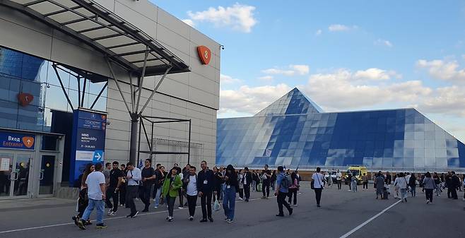 드론 파편 떨어졌던 엑스포센터, 자동차 전시회 한창 (모스크바=연합뉴스) 최인영 특파원 = 21일(현지시간) 러시아 모스크바 엑스포센터에서 개막한 자동차 관련 전시회 'MIMS 오토모빌리티 모스크바'에 참석한 중국인들. 앞서 지난 18일 엑스포센터에는 드론 파편이 떨어져 건물 일부가 손상됐다. 2023.8.28 abbie@yna.co.kr (끝)