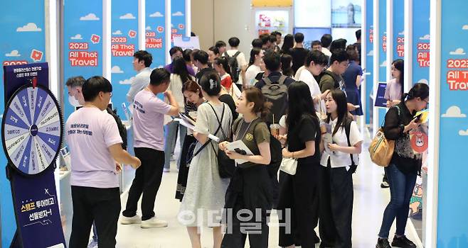 27일 올댓트래블(All That Travel) 행사가 진행된 삼성동 코엑스 D2홀 전시장에서 한국관광공사가 마련한 룰렛 이벤트 현장에 관람객들이 북적이고 있다. (사진=노진환 기자)