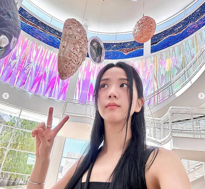 Seoul:) = BLACKPINK Jisoo gave off a watered-down beautyJiSoo posted a photo of his visit to the Getty Center in Los Angeles, USA, with an article entitled Free Time in Los Angeles on his instagram on the 29th.In the photo, JiSoo is taking a self-portrait with his eyes closed in the sunshine of hot Los Angeles. In the following photo, JiSoo is emitting a unique beauty by taking a self-portrait with a mischievous look.Especially, Jisoos beauty, which has become more popular after the release of his devotion to Ahn Bo-hyun, attracts attention.Meanwhile, JiSoo recently admitted her romance with actor Ahn Bo-hyun, who is seven years older than her.JiSoos agency, YG Entertainment, said, I am grateful for the relationship between JiSoo and Ahn Bo-hyun, he said. I would be grateful if you could watch them with a warm eye.