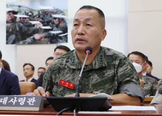 김계환 해병대사령관이 지난 25일 국회에서 열린 국방위원회 전체회의에서 의원 질의에 답변하고 있다. 연합뉴스