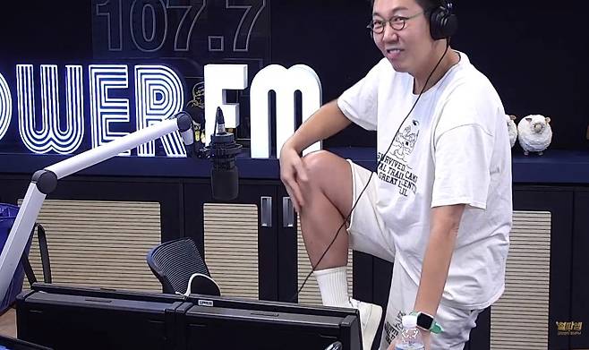 Kim Young-chul announces hes taking out his knee adjunct.On August 29, SBS PowerFM Kim Young-chuls PowerFM, Kim Young-chul communicated with listeners.On this day, Kim Young-chul talked about his recent condition after knee surgery.Ive been on crutches for two to three weeks, and Ive been on crutches again, he said. Leg, who used to wear crutches and adjuncts, finally went to the hospital at 10:40 on August 29th and took it all off.However, he added, Of course, I think the left leg will struggle for the right leg even after taking it off today. When I was rehabilitating, the left leg was still using more strength.Meanwhile, Kim Young-chul recently underwent surgery for a ruptured knee cartilage. Known as a jogging enthusiast, he admitted that it was his fault that he did not stretch before and after. It is a meniscus rupture.The cartilage of the right knee was easily torn. Kim Young-chul said, I did Anesthesia this time, but is not the word Anesthesia a little scary? I closed my eyes at 7:10 and when I opened my eyes, it was 10:45.The first thought was I thought I was alive. I took off my mask and the hospital nurse said, Oh, Kim Young-chul?I was so nervous ... I can not remember the next time, he told the surgery episode.