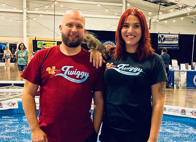 척 베스트 주니어(41)와 토니 마리 테데스코(36) 부부가 11대 트위기와 함께 기념사진을 찍고 있다. / 사진=트위기