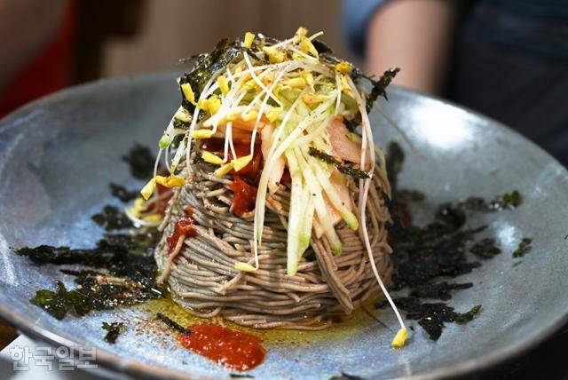 봉평 미가연 식당의 메밀비빔면. 봉평면에는 메밀 요리 식당이 50여 곳이나 된다.