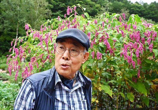 허브나라농원 이호순 원장. 올해 팔순이지만 직접 1시간짜리 투어 프로그램을 진행한다.