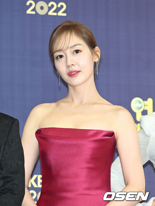 The husband of Sung Yu-ri, a former member of the girl group Fin.K.L., is once again on the verge of arrest.Sung Yu-ri herself has been on a roll as a cosmetics businesswoman, but her husbands gossip continues.According to legal circles, the Financial Investigation Department 2 (chief prosecutor Chae Hee-man) of the Seoul Southern District Prosecutors Office filed an Arrest warrant against Ahn Sung-hyun on July 29.Ahn Sung-hyun, a former professional golfer, married Sung Yu-ri in 2017 after more than four years of dating.They had twin daughters last year, becoming parents after five years of marriage and being celebrated.However, Ahn Sung-hyun is now accused of fraud and breach of trust in violation of certain economic crime aggravated punishment laws. He is known as a friend of Mr. Kang, the real owner of the virtual currency exchange Bithumb.Actually, Kangs 300 million won foreign car was known as Ahn Sung-hyuns name.The prosecution believes that Ahn Sung-hyun received billions of won worth of bribes from a Korean coin issuer, saying he helped the Bithumb listing on the pretext of his friendship with Kang. In April, he also sought an arrest warrant but was rejected.At the time, the court explained the reason, saying, There is room for dispute over the charges, and given the degree of evidence collection and attitude of the testimony, it is difficult to say that there is a concern about the destruction of evidence, and considering family relations, it is difficult to say that there is a need for arrest at this stage.Four months later, the prosecution filed an arrest warrant for Ahn Sung-hyun at the Seoul Southern District Court at 2 p.m. on Sept. 1.The second Arrest warrant claimant is attracting more attention.Sung Yu-ri is also a member of the KBS 2TV entertainment program Separate Crédit Agricole, which last April.(abbreviated as Crédit Agricole) and did not renew the contract with Initial Entertainment, which was the agency after the end of Parting Crédit Agricole .Sung Yu-ri has focused on the cosmetics business while taking a break from the entertainment industry; he is already a cosmetics businessman who founded Iulia V ⁇ nturel in 2020, co-financing with beauty skin, a cosmetics manufacturing and distribution company.Iulia V ⁇ nturel has a natural cosmetics brand called Eurhyde.Sung Yu-ri is the co-CEO of Iulia V ⁇ nturel in cosmetics manufacturing and marketing rather than business, and Ahn Sung-hyun is also known to be the in-house director of Iulia V ⁇ nturel.It is also not the first time that Sung Yu-ri has been embroiled in gossip over Ahn Sung-hyun, as it is known that Iulia V ⁇ nturel received 3 billion won from Bucket Studios last year.Bucket Studio is the place where Sung Yu-ris former agency and the sister of Bithumb real owner Kang, a friend of Ahn Sung-hyun, were represented.However, Sung Yu-ri said about the relationship between Ahn Sung-hyun and Kang at the time of the controversy, It is true that the two people are acquainted, but I do not know the detailed relationship. Knowing that Kang and Bucket Studio are related, I decided that it was not right (for Iulia V ⁇ nturel) and returned the investment immediately. DB, social media.