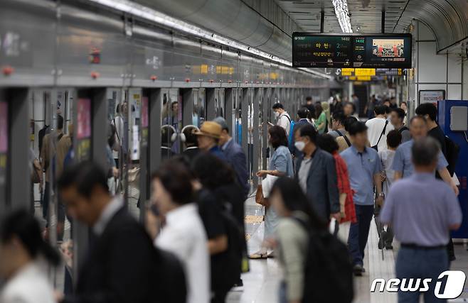 서울 종로구 광화문역에서 시민들이 지하철 탑승을 기다리고 있다. (뉴스1 DB) /뉴스1 ⓒ News1 이재명 기자