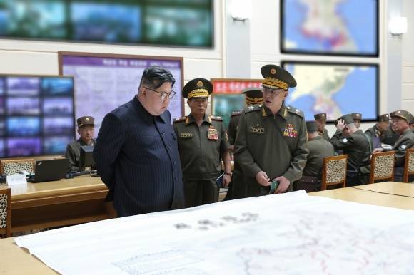 북한, ‘전군지휘훈련’ 진행…남반부 전 영토 점령이 목표“ - 북한이 한미 연합연습에 대응하기 위한 ‘전군지휘훈련’을 진행 중이라고 31일 노동당 기관지 노동신문이 보도했다. 신문은 이번 훈련이 “남반부 전 영토를 점령하는데 총적 목표를 둔 훈련”이라고 밝혔다. 김정은 노동당 총비서는 지난 29일 훈련 개시일에 맞춰 이번 훈련을 총괄하는 인민군 총참모부를 찾아 훈련 상황을 점검했다. 2023.8.31 노동신문/뉴스1