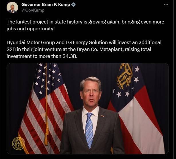 브라이언 켐프 조지아 주지사가 31일(현지시간) 자신의 X(옛 트위터)에 올린 동영상을 통해 현대차그룹과 LG에너지솔루션이 조지아주에 설립하는 합작법인에 20억 달러를 추가투자하기로 한 것에 대해 발표하고 있다. 사진은 X 캡처.