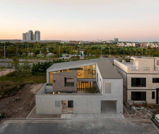 인천 청라의 주택 단지에 자리 잡은 '소담원재'는 네 개의 마당과 대청, 그리고 정자를 품고 있다. 김재윤 건축사진작가 제공