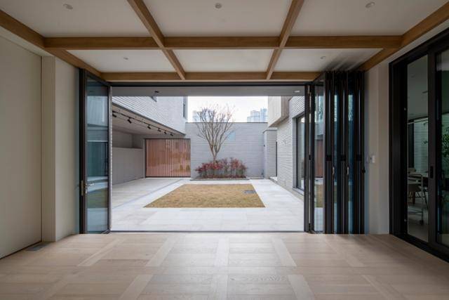 앞마당을 바라보는 대청. 편안하게 앉을 수 있는 좌식 공간으로 라운지, 다실, 온실 등으로 쓰임이 다양하다. 김재윤 건축사진작가 제공