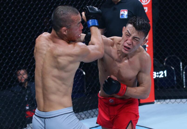 로드 투 UFC 시즌2 라이트급 4강전에서 중국의 롱주(오른쪽)가 한국의 김상욱에게 펀치를 적중시키고 있다. 사진=UFC 제공