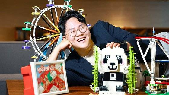 오상훈 럭스로보 창업자가 서울 서초구 럭스로보 본사에서 모디키트로 만든 놀이공원을 선보이고 있다. ‘모디 키트’는 프로그래밍을 하지 못해도 총 12가지의 모듈을 레고블럭처럼 조립해 로봇을 만들 수 있는 DIY(직접 제작) 제품이다. 김종호 기자