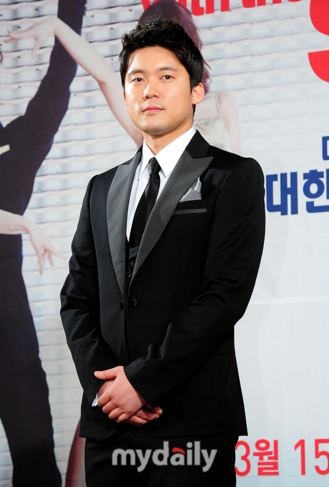 Kim Dae-ho Announcers Free Declaration, which is called Announcers Gian 84 and The 2nd Jun Hyun-moo, is hot.Jun Hyun-moo, who recently declared a freelancer in one medium, reported that his annual salary reached 4 billion won, so his attention is focused on his Free Declaration.In MBC Save Me! Homes broadcasted on August 31, Announcer Kim Dae-ho and Announcer-born broadcaster Han Suk-Joon appeared and talked about home and leaving.Kim Dae-ho said, I have a lot of interest in my house, he explained. When I go to work, I feel like Im charging my wireless charger when I get home.Han Suk-Joon said, I found out after I wrote my resignation, but when I stay in the company, the loan comes out well. The interest rate is good, and the amount comes out well.Kim Dae-ho said, So Im not thinking about going out (of the company).However, when Han Suk-Joons second floor house was revealed through VCR, Kim Dae-ho told Han Suk-Joon, Do you live in that house when you leave the company?Yang said, The eyes are the biggest Ive ever seen, and Han Suk-Joon said, Its good to be there.Kim Dae-ho has consistently expressed his concerns about leaving the company.He appeared on MBCs YouTube channel News Anhani in May and recalled when he decided to leave the company, saying, I did not think I would come back when I left my resignation.Oh Seung-hoon, an announcer, said, (At that time, Kim Dae-ho Announcer) was so serious. I almost declared that I would quit, and when I said, I will quit tomorrow, I think I talked for more than 30 minutes. I called my seniors in a hurry.Kim Dae-ho said, Do not tear it off. He was so firm with me, and after he called the director, he said he would take a leave of absence. On July 13, he appeared on Save Me! Homes and listened to the story of the landlord who started his second life after leaving the company, and expressed his interest, saying, Its like hes seeing me after two years. How is it to leave the company?Later, the studio explained, Im not talking about quitting, but all office workers carry a letter of resignation on one side of their hearts. I asked about it instead.Also, on August 15th, I met a storyteller who appeared on YouTube channel 14F and was preparing for a civil service examination after leaving the company. I also thought about leaving the company for the third year in my company life.Announcer is a job that doesnt fit me, and I felt like I was hurting others. Lets just quit. I had this idea.Kim Dae-ho appeared on MBC The Masked Wang on August 13 and asked, Do you have a freelancer idea?In fact, I think that the reason why I am busy here is because I am surprised to see Announcer work.  I do not misunderstand the benefits of Announcers title itself, Xiao Xin said.
