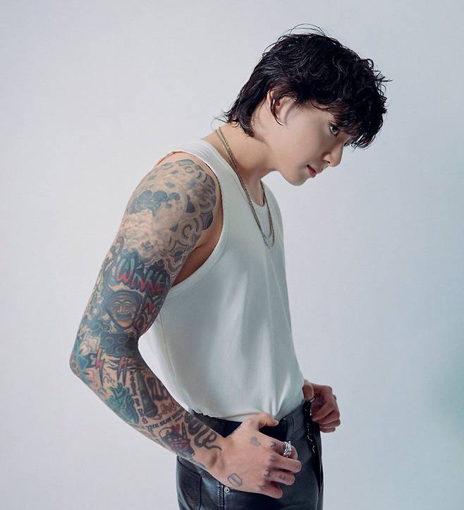 BTS 멤버 정국은 “태어날 때부터 노래할 운명이었다”는 상징으로 팔에 시계, 사슬, 마이크, 음표 등을 문신으로 그려 넣었다. / 트위터