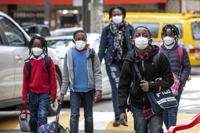 루렌도 가족은 공항에 갇힌 뒤 3년 만에 난민인정을 받았다. 2021년 10월 학교에 다니는 모습. ⓒ시사IN 신선영