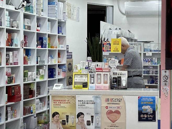 29일 명동의 한 약국에서 80대 약사가 의약품을 살펴보고 있다./김가연 기자