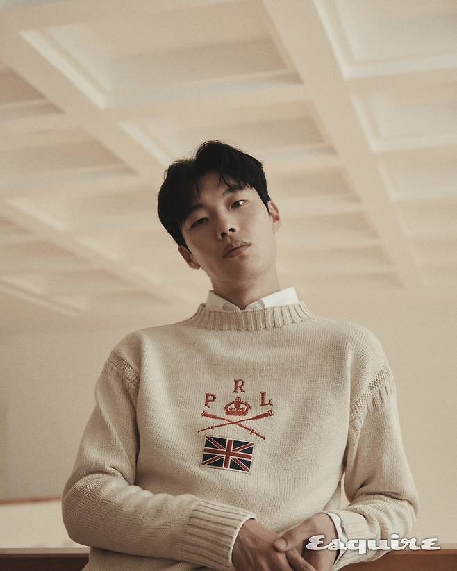 Actress Ryu Jun-yeols Autumn Feelings pictorial has been released.Ryu Jun-yeol in the picture showed a unique atmosphere that matches the sensual tone of the autumn mood.Ryu Jun-yeol showed a variety of autumn styling, such as matching the knit of warm Feelings, starting with showing off the perfect fit as a suit craftsman.Especially, I caught my eye at once with a tough charm leather jacket and a decent atmosphere costume.In addition, Ryu Jun-yeol demonstrates his mature charm with a heavy look and eyes full of excellence. He has completed a pictorial with a chic pose and a soft charisma.In an interview with the pictorial, Ryu Jun-yeol said, Nowadays, I want to broaden my genre. I used to have a favorite genre.For example, I like to watch horror movies, but I didnt have a strong desire to be on the show. But now I want to try it.I would like people to think that Ryu Jun-yeol is not an actor who wants to be a genre, but an actor who is interested in romantic comedy, action, thriller, and horror.He expressed his desire and passion for acting.IMBC  ⁇  Photo courtesy of Esquire