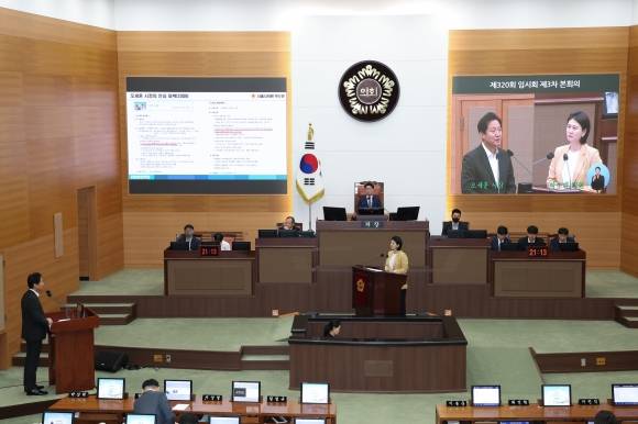 제320회 임시회 제3차 본회의에서 오세훈 시장에게 질의하는 박수빈 의원