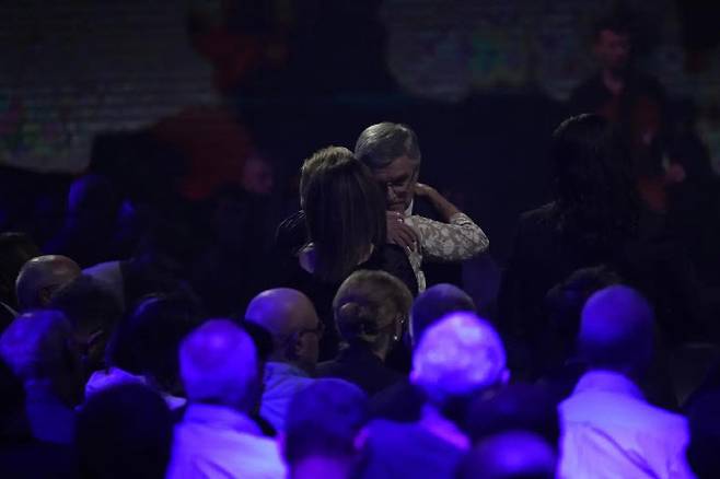 2022년 9월 21일 이스라엘 텔아비브 항구에서 열린 1972년 뮌헨 올림픽 참사 50주년 추모식에서 토마스 바흐 국제올림픽위원회(IOC) 위원장이 유족을 위로하고 있다. (AP=연합뉴스)