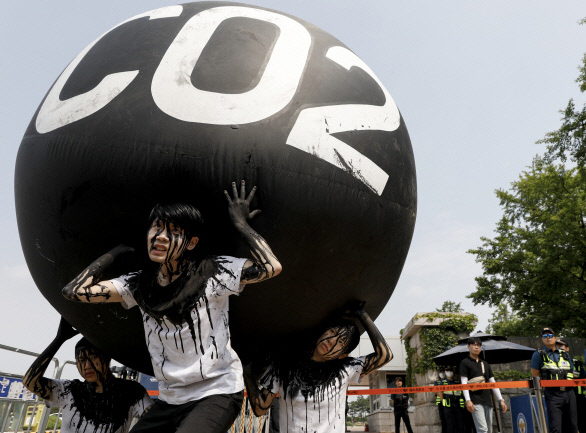 환경의날인 지난 6월5일 서울 국회 앞에서 국제환경단체 그린피스와 청년환경단체들이 퍼포먼스를 하며 국회의 기후위기 대응을 촉구하고 있다. 문재원 기자