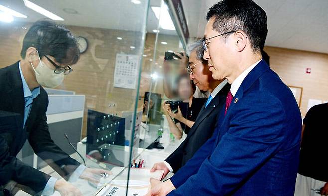 이필수 대한의사협회장(오른쪽)과 윤동섭 대한병원협회장이 5일 서울 종로구 헌법재판소에 수술실 CCTV 설치 관련 의료법 개정 조항에 대한 ‘효력정지 가처분신청서 및 헌법소원심판청구서’를 제출하고 있다. 대한의사협회 제공