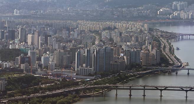 송파구 롯데월드타워 서울스카이에서 바라본 강남구 아파트 단지. 뉴스1