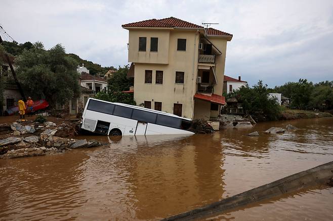 그리스 내 발생한 폭우로 버스가 물에 잠겨 있다. [로이터]