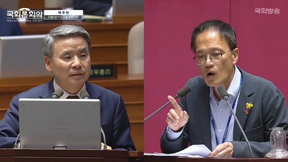 박주민(오른쪽) 더불어민주당 의원이 6일 저녁 국회 외교·통일·안보 분야 대정부질문에서 고 채 상병 순직사건 수사 외압 의혹과 관련해 이종섭(왼쪽) 국방부 장관을 상대로 질의하고 있다. 2023.9.7 국회방송