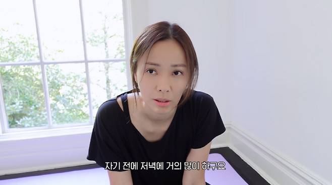 Actor Son Tae-young has revealed his child care and exercise routine in the United States of America.The Mrs.Princeton Son Tae-young channel, which was unveiled on the 8th, has a video titled United States of America Hometown by Son Tae-young,On the same day, Son Tae-young took care of his daughter Rihos homework from the morning.Son Tae-young said, You are going to say I love you mom later on, but Riho continued to scream and swarm.Eventually, Son Tae-young reached out to his daughter first, and the daughters reconciled in Son Tae-youngs arms.Son Tae-young introduced the periodic movements of the United States of America, not the systematic management in Korea.Son Tae-young said, As you get older, stretching is more important. You need to have good pelvic strength to support the muscles and legs of your hips. You need to exercise more hips.Son Tae-young also introduced back pain relief massage for stretching with pelvic correction effect, arm line arrangement for core exercise and blood circulation.The next day, Son Tae-young changed his clothes to take tennis lessons and put a sun patch on his face. Son Tae-young said, I do not want to go because its raining a lot at dawn.I do not want to go to the piano. I do not want to go to the piano. I do not want to go to the piano. I do not want to go to the piano once in a while. I do not want to go.But I can not cancel on that day, so I have to go. Son Tae-young, who played tennis hard, did not stop exercising even in hot weather.Son Tae-young, who took care of his device at home, said, The skin tone has lightened slightly.Son Tae-young also introduced his friend, saying, When I live in the neighborhood, I play with Barney.The soccer team look-hee is an American home training squat with his brother Riho on his back.