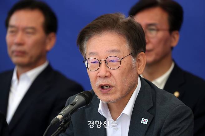 이재명 더불어민주당 대표가 8일 국회 앞 천막단식투쟁장에서 열린 최고위원회에서 발언하고 있다. 박민규 선임기자