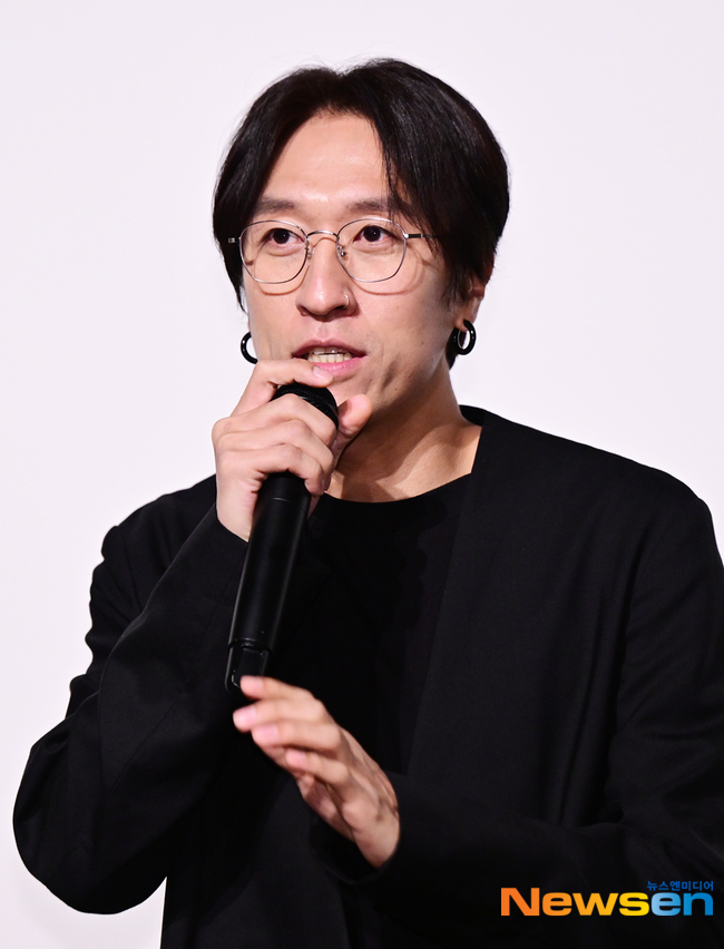 Koyote Donga told the story of losing three Gimpo Apartments.Kim Soo-yong, a comedian, appeared as a guest in the What are you doing these days section of SBS Power FMs Doosan Escape TV Cultwo Show (hereinafter TV Cultwo Show) broadcast on September 8.On this day, Kim Soo-yong said, I know that Ji Suk-jin has lost a lot of stocks, Kim Tae-kyun said.Its not minus 50%, its 80%, 90%, delisting. I dont think Im doing it very well these days, he said.Kim Soo-yong, another close friend, said, Kim Yong-man also brings rotten information from where, he said. An acquaintance found a Peruvian mine, but a few units.Then, a month later, CEO embezzlement embezzlement, abolition of the listing, exposed.When asked if this should be enough to break up with his friends, he replied, I gave them some wrong information, so we cant blame each other. We hurt each other.I heard that a light bulb company made a cure for cancer, and its coming to Korea soon, said Donga, a special DJ.A man of means asked me to give him money, saying, Ill triple it, Ill guarantee the principal. He said, Ill put it in a bundle. Im an asset of tens of billions.I gave it to you, he recalled.But I couldnt reach him, Donga said. He told me to wait a little while and then ran away. He also heard from someone else and sorted out tens of billions of dollars in assets.As you said, it was all my fault, my greed and greed. I do not do that again. Donga responded to Kim Tae-kyun, surprised by how much it is now in Apartment 3, as if he did not want to think, Stop.