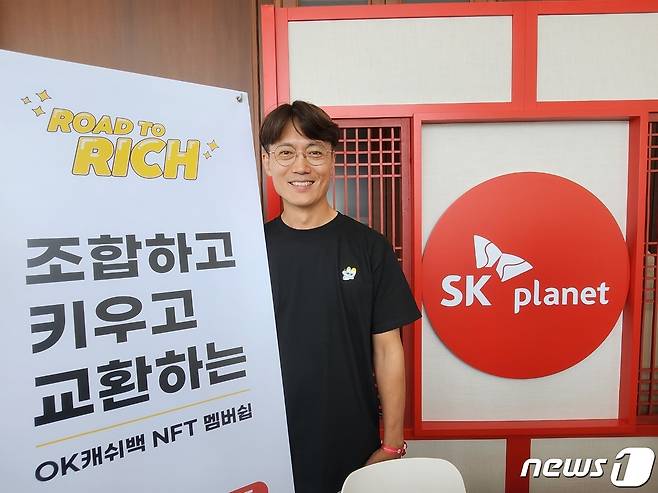 정인철 SK플래닛 뉴비즈 팀장이 7일 서울 세빛섬에서 열린 '아발란체 하우스 인 서울' 행사 내 SK플래닛 부스에서 촬영에 임하고 있다. 사진 = 김지현 기자