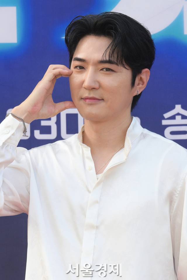 그룹 지오디(god) 데니안이 9일 오후 인천 연수구 송도달빛축제공원에서 열린 KBS 50주년xgod 25년 특집 ‘ㅇㅁㄷ 지오디’ 콘서트 포토콜에서 포즈를 취하고 있다. 김규빈 기자