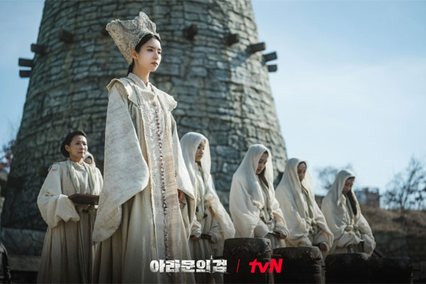 TvNs Saturday-Sunday drama Arthdal Chronicles: The Sword of Aramoon began, a follow-up to Arthdal Chronicles, which aired four years ago.During those four years, the actors of Eunseom and Riho Sayashi, the two main characters of Arthdal Chronicles: The Sword of Aramoon, changed from Song Joong-ki to Lee Joon-gi and Tanya from Kim Ji-won to Shin Se-kyung.Arthdal Chronicles: The Sword of Aramoon.There may be many reasons, but the biggest thing is that The Chronicles of Arthdal did not achieve as great an achievement as it originally had. was broadcasted up to Part 3 and achieved the highest audience rating of 8.9% (Nielsen Korea), but ended with double-digit ratings.Of course, the world depicted by the Arthdal Chronicles was of challenging value that could not be easily judged by ratings.The reason why Remady is drawn about how civilization was born with cultural anthropological viewpoints in the background of prehistoric times, what conflicts occurred in the process, and how things such as state and religion were created and how the forces were confronted, It is just like drawing a history directly on an empty drawing paper.The important thing is that it was never easy to draw and deliver a virtual world by setting up strange characters from Arthdal to Ignite Brain Atal.So, in a way, the Arthdal Chronicles seemed to end with drawing the sketch of this world.Arthdal Chronicles: The Sword of Aramoon.Maybe thats why., along with the illustrations in the first part, briefly explains the world of the , which corresponds to Season 1, and then Lee Joon-gi, Starts with a story about the Bato tribe trying to get rid of them.Of course, it is Riho Sayashi (Lee Joon-gi), the general of Aragon and a bantam mate (twin) of the island.However, Eunseom, who has already seen this trick, escapes from them and is driven to the river, and Riho Sayashis soldiers chasing them shout to him, God only punishes the weak, give up! Inaishingi.Its a short battle scene, but it compresses a picture of the world that Arthdal Chronicles: The Sword of Aramoon will paint in the future: Tagon, Lord of Arthdal!(Jang Dong-gun) and the head of the Aggo tribe against him, and what the confrontation of Eun-seom, called Second Coming or Ishingi, means.Tagon! Is a strong person, so it looks like a trustee, but Eunseom is a person who shows the power of unity that has gathered the tribes and gathered the weak.The fact that they fight against the army of Tagon! But they do not loot like them symbolizes that the country they are trying to build is different from Tagon!So when Riho Sayashis soldiers mention the weak and ask Eunseom to give up, Eunseom confronts him and says, Yes, thats right, God punishes the weak any God.In the meantime, he calls out the allied forces that have been hiding with a whistling bow and exclaims, Now, you weak people, be punished. Here, the strength and weakness of Eunseom are conveyed in a different sense.The power that comes from uniting not only with force but also with hope for a better life is really strong.From the first time, the Aggo crossed the Nodshan River and occupied Hanchoa Castle and opened the door to the war against Arthdals army in the field.Can the Aggos silver island lead the war to victory against Arthdal, who has more strength in the field battle?The story of Tagon! To see the end of the conquest war based on powerful power, Eunseom to confront it through the coalition forces, and Tanya to reduce further sacrifices and end the war as a priest were centered around this war.There was a mixed concern about Lee Joon-gi and Shin Se-kyung playing the role of Eunseom and Tanya, respectively, but the first time was enough to erase it.I did not have to draw a sketch, but I ran to Remady and made them immersed in their role. What about it?Will  secure the lack of popularity of  and make it look again at the value of the world depicted by ?How exciting Remadys fun will be portrayed in  is the key to the direction of the series and even the re-interest of the previous season.