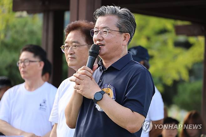 발언하는 정용래 유성구청장 (대전=연합뉴스) 이주형 기자 = 정용래 대전 유성구청장이 10일 오후 홍범도장군로 시민 걷기대회에 참가한 뒤 발언하고 있다. 2023.9.10 coolee@yna.co.kr