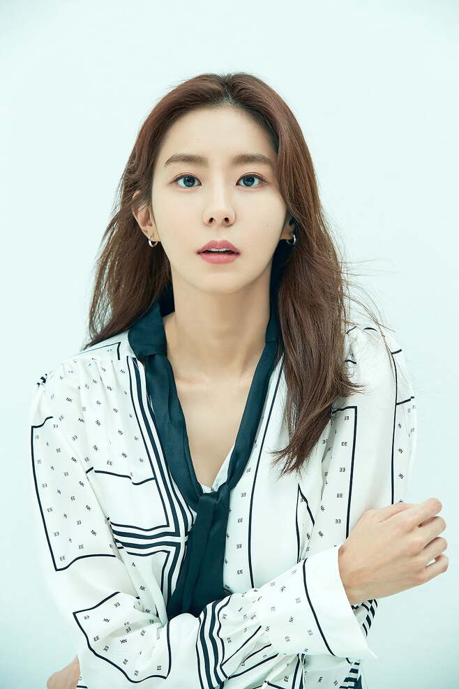 Actor Uee returns to KBS a weekend play in four years.Will Uees filial piety in the title role be able to overturn the atmosphere while his previous work Oh really.Uee will be looking for viewers on KBS2s new WeekendDrama filial piety (hereinafter filial piety).Filial piety is a story of a daughters filial piety devoted to her family for a lifetime, seeking an independent life away from the family that made her difficult.Uee is a well-known health trainer, but he plays a filial part that sacrifices to his family. He said he received PT (Personal Exercise Class) five times a week for the health trainer character and learned how to use various muscles.In the still photo, Uee boasted a solid figure and caught the eye.I learned how to give strength to certain areas, and how to cheer up members with certain slogans and compliments. I learned that timing is important for compliments and slogans, Uee said.Above all, Uee is the third star of KBS a weekend play. His first film was Ojagyo Brothers, and in 2018, he got the qualification of a box office queen through Only One.Only one inner piece surpassed 49.4%, and Uee made a strong impression with Kim Doran.Currently, KBS a weekend play is not getting out of the swamp of TV viewer ratings. The Real One Has Appeared!Was closed at 22.9% of TV viewer ratings. The top TV viewer ratings were 23.9%, less than 25%The Real One Has Appeared!!The previous film, Three Brothers and Sisters Bravely, also failed to break the 30 percent mark.EspeciallyThe Real One Has Appeared!! Even the acting power of the leading actor climbed on the board.Even before the airing, there were many doubts about whether Ahn Jae-hyuns acting ability could play KBS a weekend play. It was said that he could not play the role as a leading actor even after the airing.Internet users pointed out that his facial expression was excessive and awkward.At one time, KBS a weekend play was a TV viewer ratings jackpot. It was common to record TV viewer ratings of 40% as well as 30%.There were several actors who emerged as rising stars in recognition of their acting skills in KBS a weekend play. However, now the topic and TV viewer ratings are also in a sad situation.In general, if the previous work recorded high TV viewer ratings or boasted a topic, it would affect the performance of the sequel, but viewers are now less hopeful about KBS a weekend play.Uee, the title role of filial piety, has a heavy shoulder.Uee predicted filial piety TV viewer ratings on KBS 2TV boss ears donkey ears broadcast on the last 10 days.I hope that only 35% of them will come out. It is noteworthy that Uee, who smiled with KBS a weekend play, will be able to bring meaningful results with this filial piety.