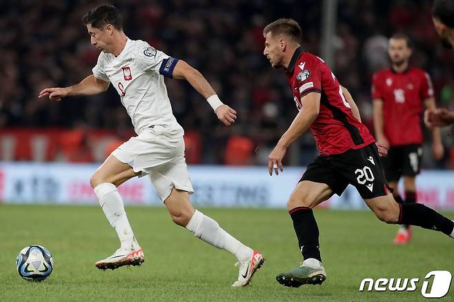 폴란드 공격수 레반도프스키(왼쪽). ⓒ AFP=뉴스1